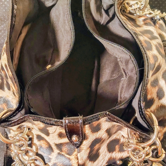 Chic Cheetah Print Shoulder Bag with Chain Straps - Picture 4 of 7